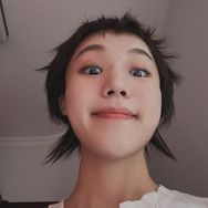 拿放大镜的李李白