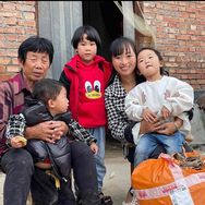 抖音三农排行榜第27名七个孩子妈妈亚萍,新榜指数791.8000,新增作品数1,分享数8606,评论数1.2w,点赞数1.7w,新增粉丝数2638,累计粉丝数32.68w