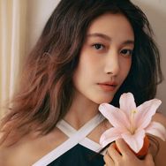 抖音美妆排行榜第23名啜妮,新榜指数802.4000,新增作品数1,分享数3619,评论数1089,点赞数1.8w,新增粉丝数9397,累计粉丝数51.01w