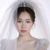 没有伞的孩子在奔跑