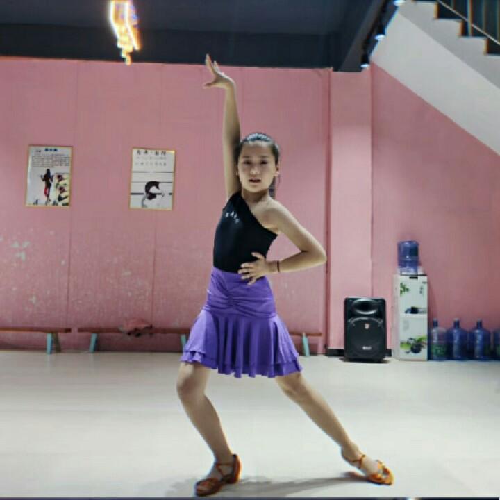 爱跳舞的小女孩