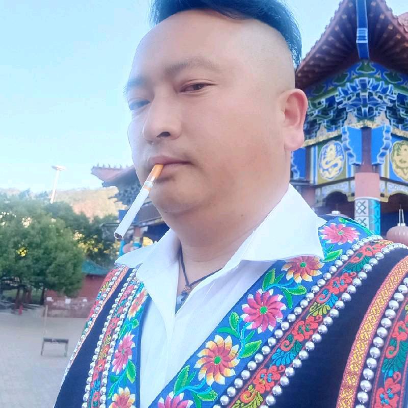 彝族歌舞协会李明家
