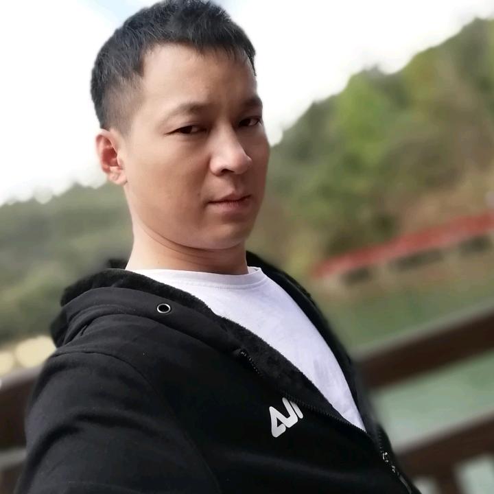 自己不坚强  懦弱给谁看