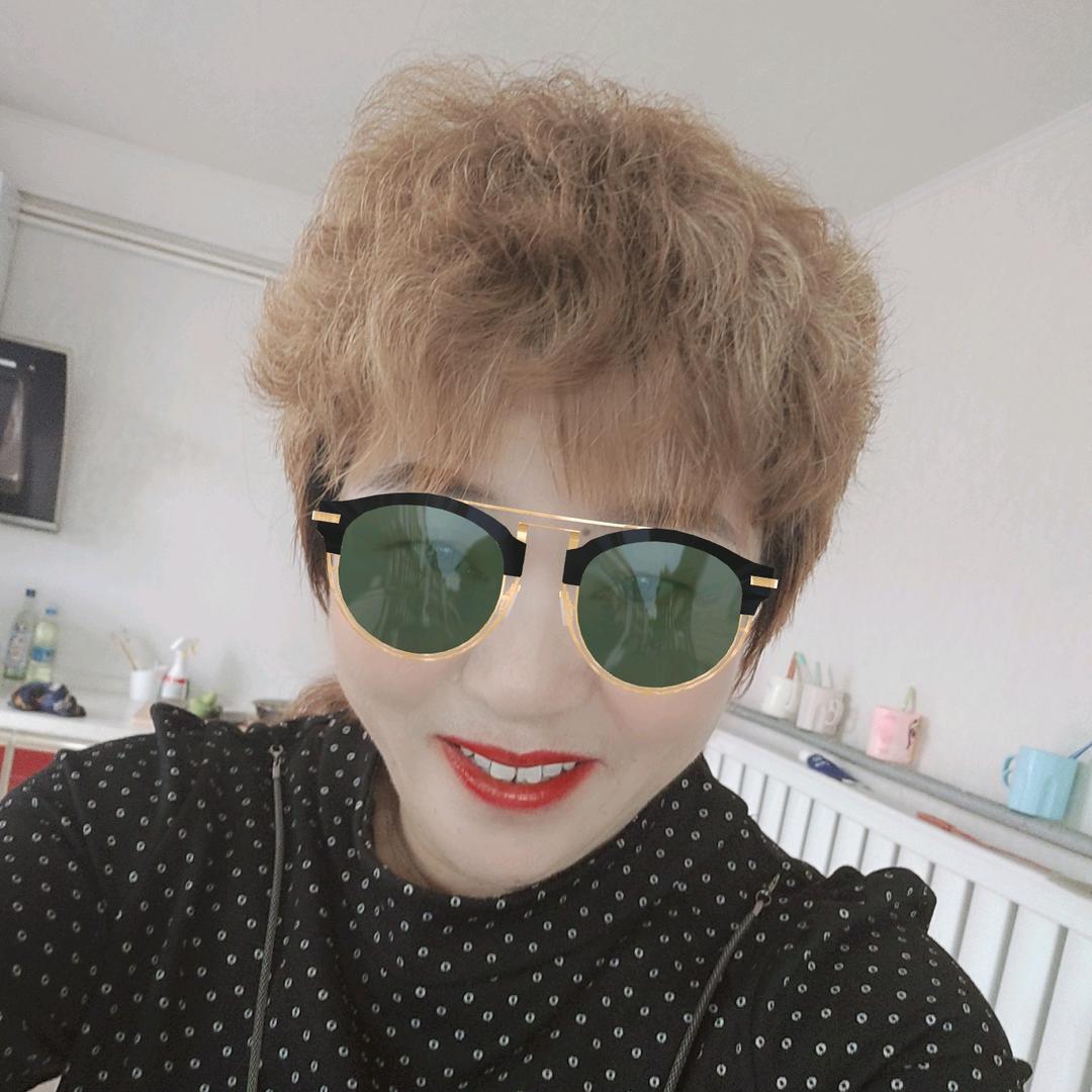 微笑掩盖不了泪痕