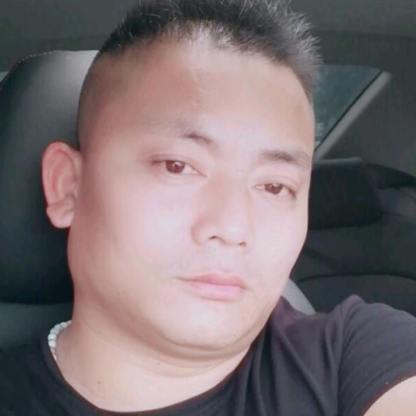 开面包车的男人