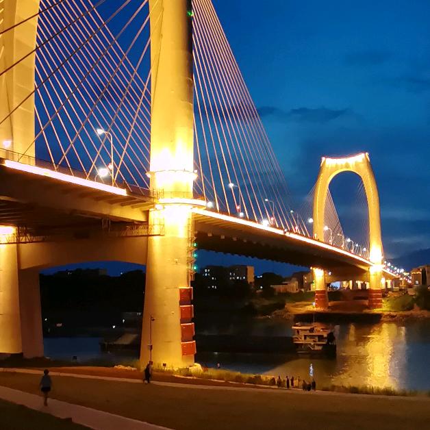 骑着毛驴上高速