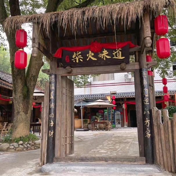 向钱看，向厚赚