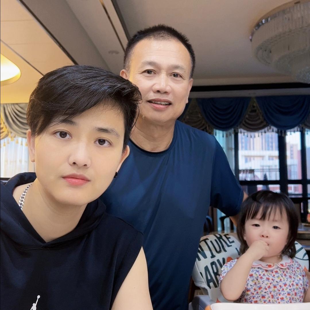 白雪莹爱笑的家公