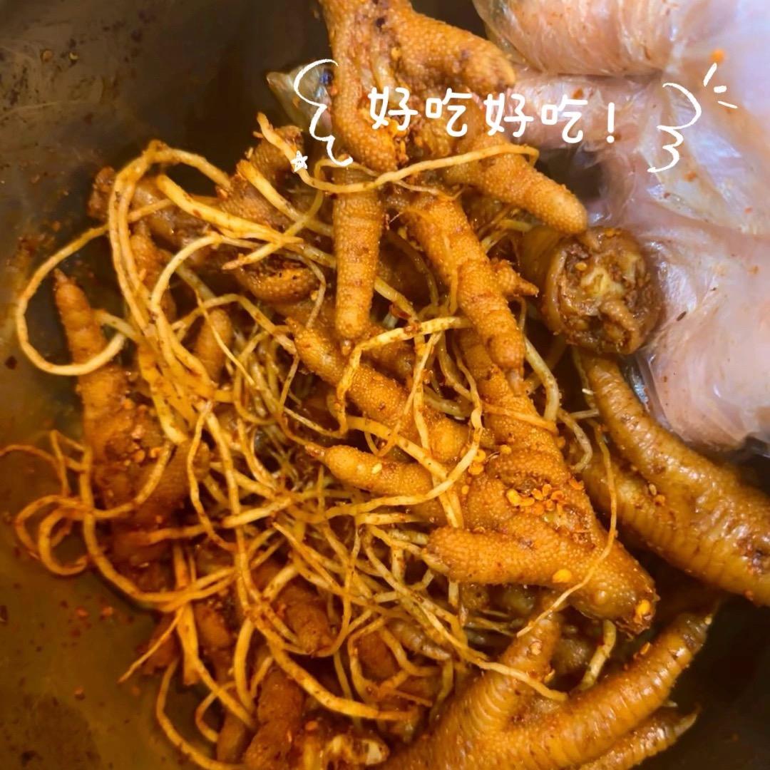 小圆脸爱吃鸡爪