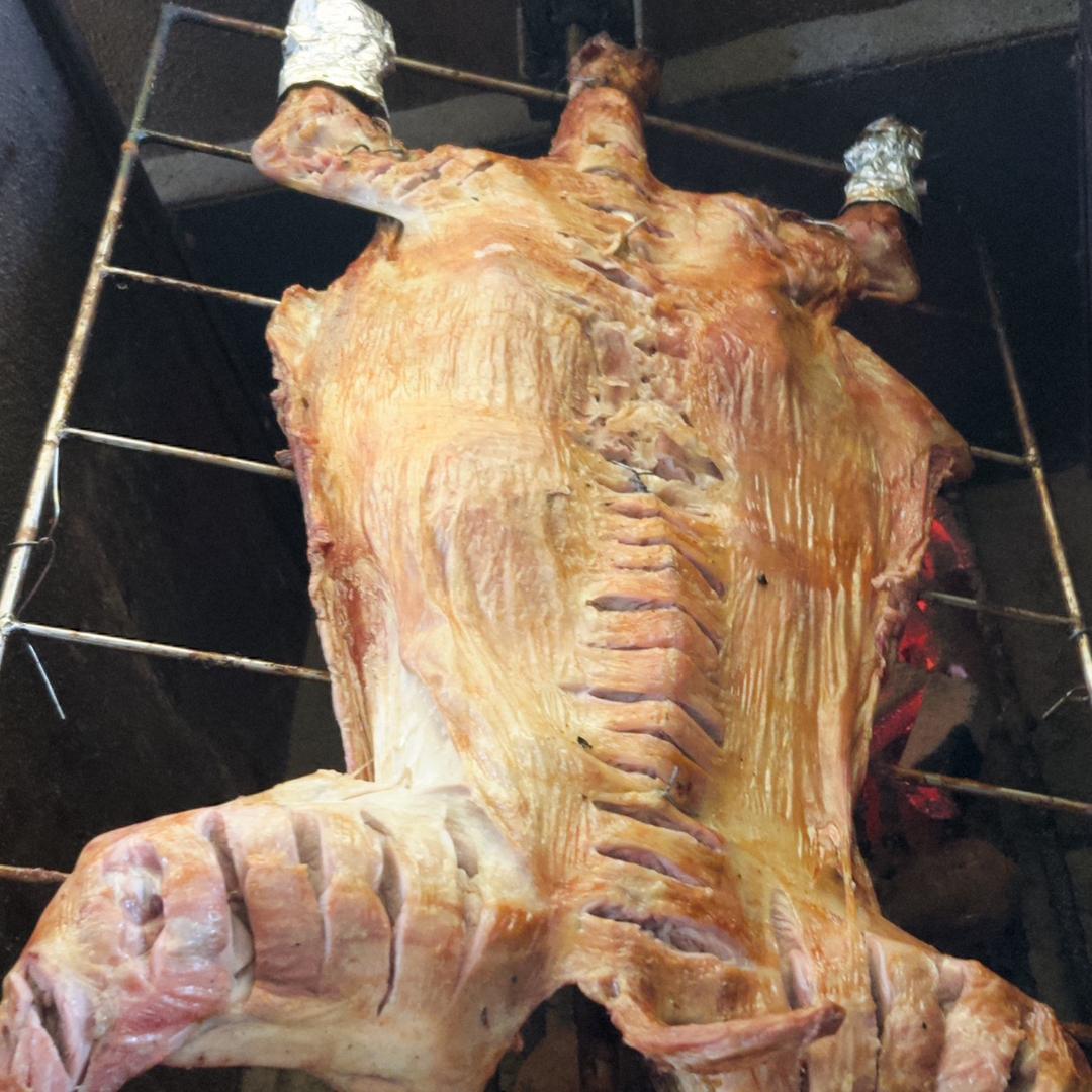 院坝里烤全羊跑堂娃