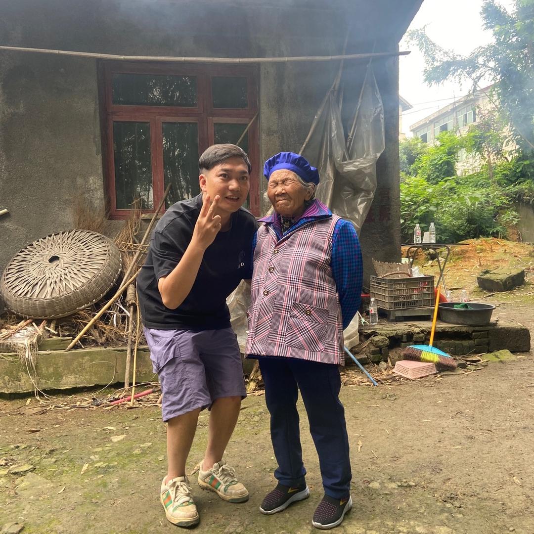 果弟赶大集爱心传递