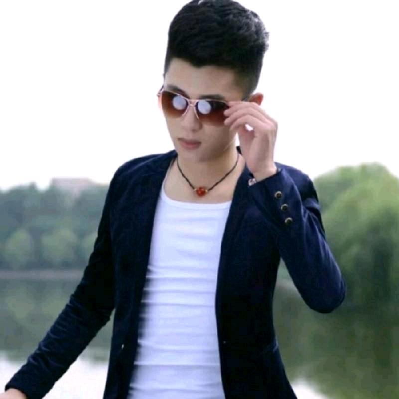 帅气男孩