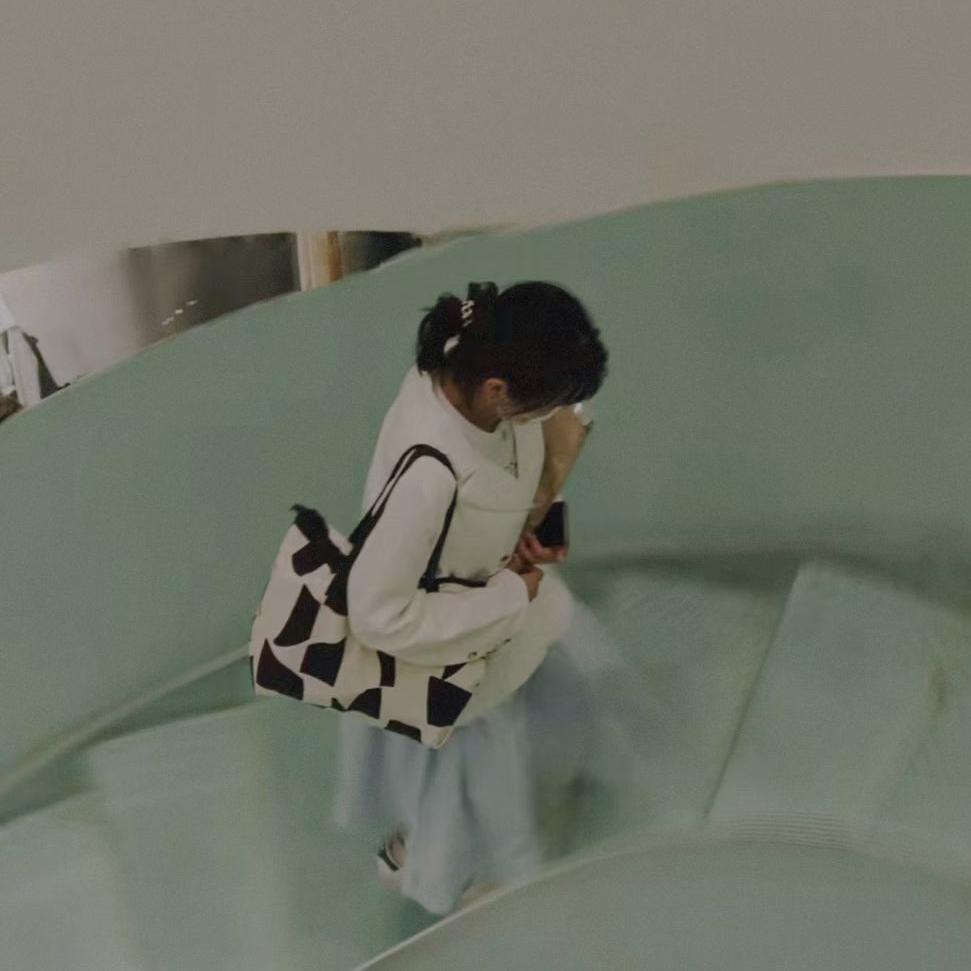 爱喝咖啡的小女孩一个