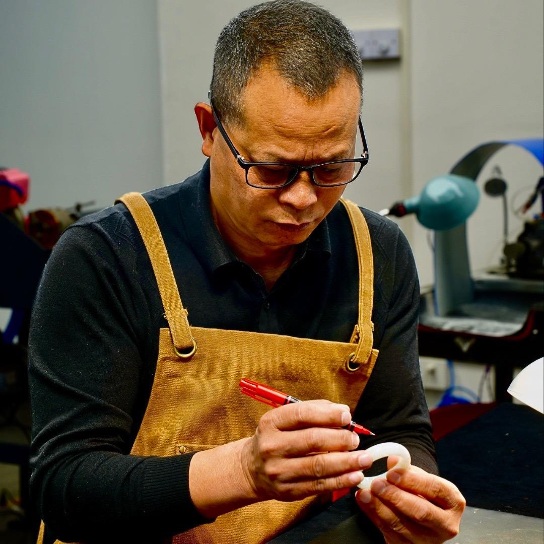 手艺人明亮翡翠