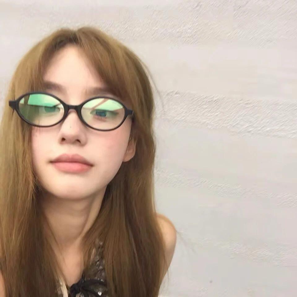 干服装的黎薇薇