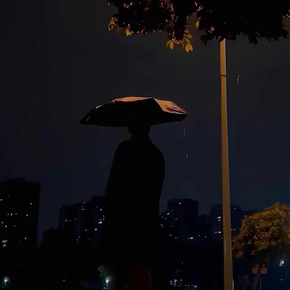 叼着奶瓶逛酒吧