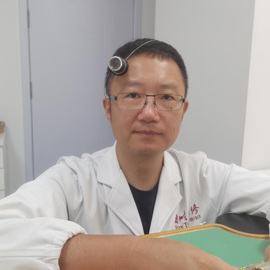 青岛亨得利手表维修师~强哥
