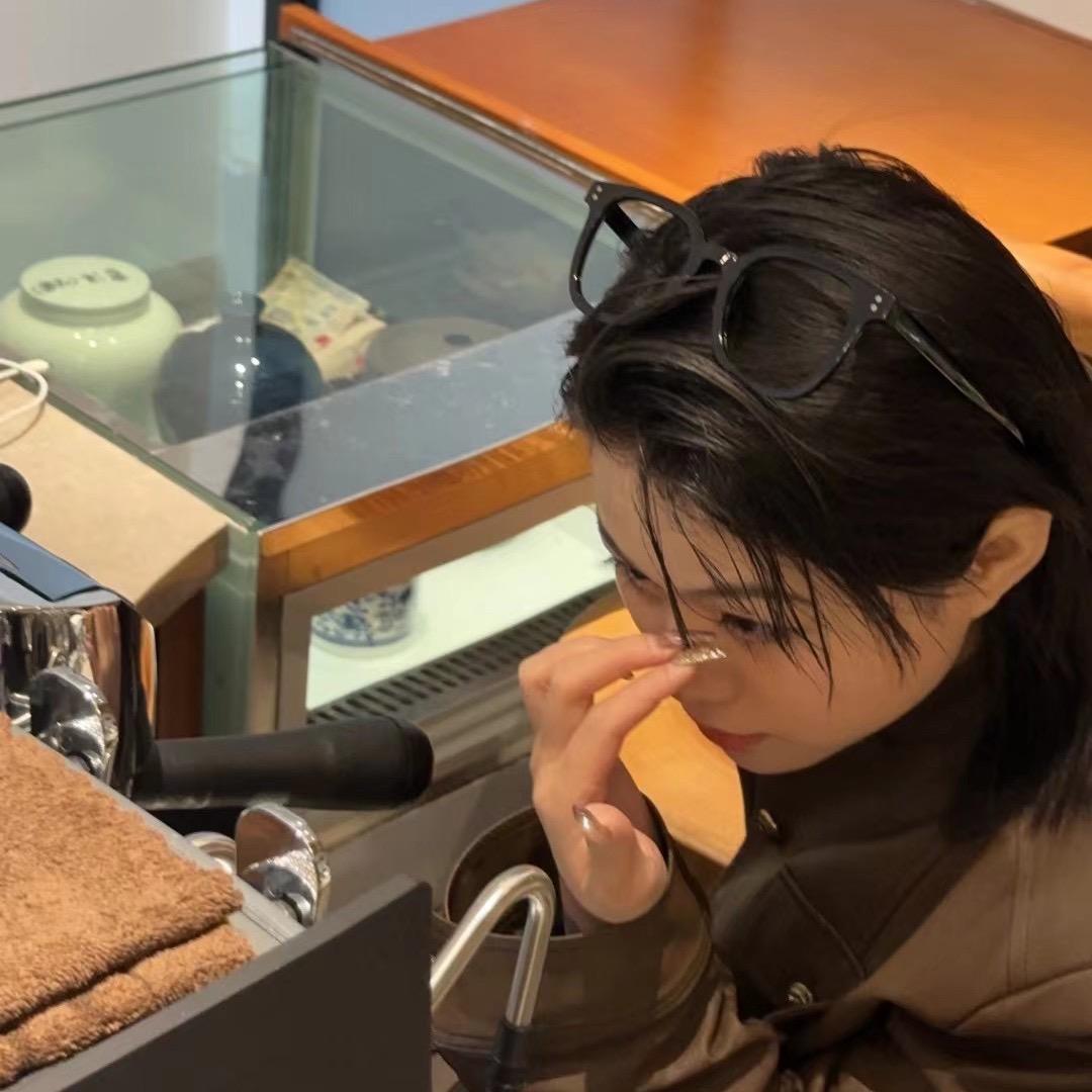 成都女发型师李知恩