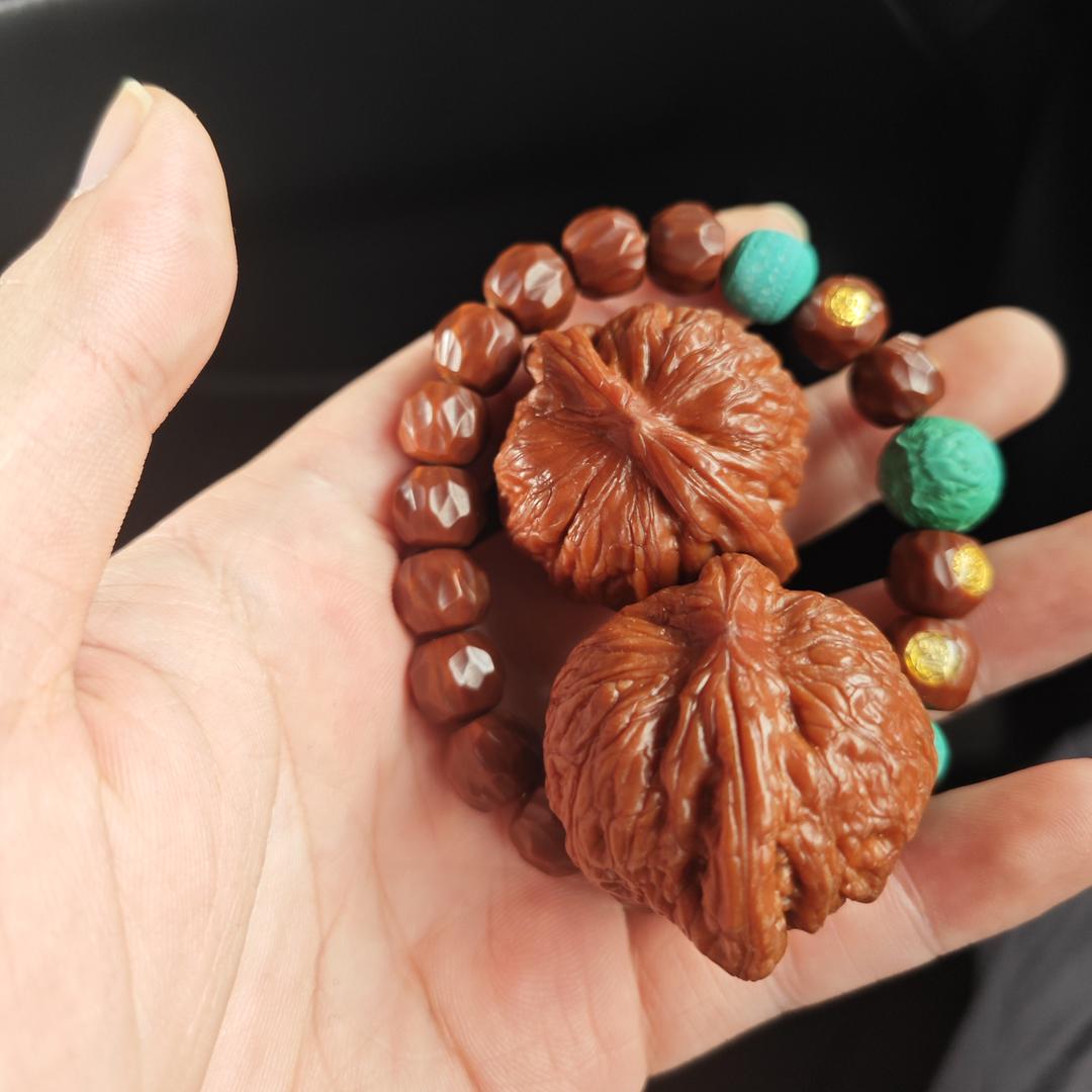 老毕登翘着二郎腿喝点马尿吃点鸡屎挣窝囊费