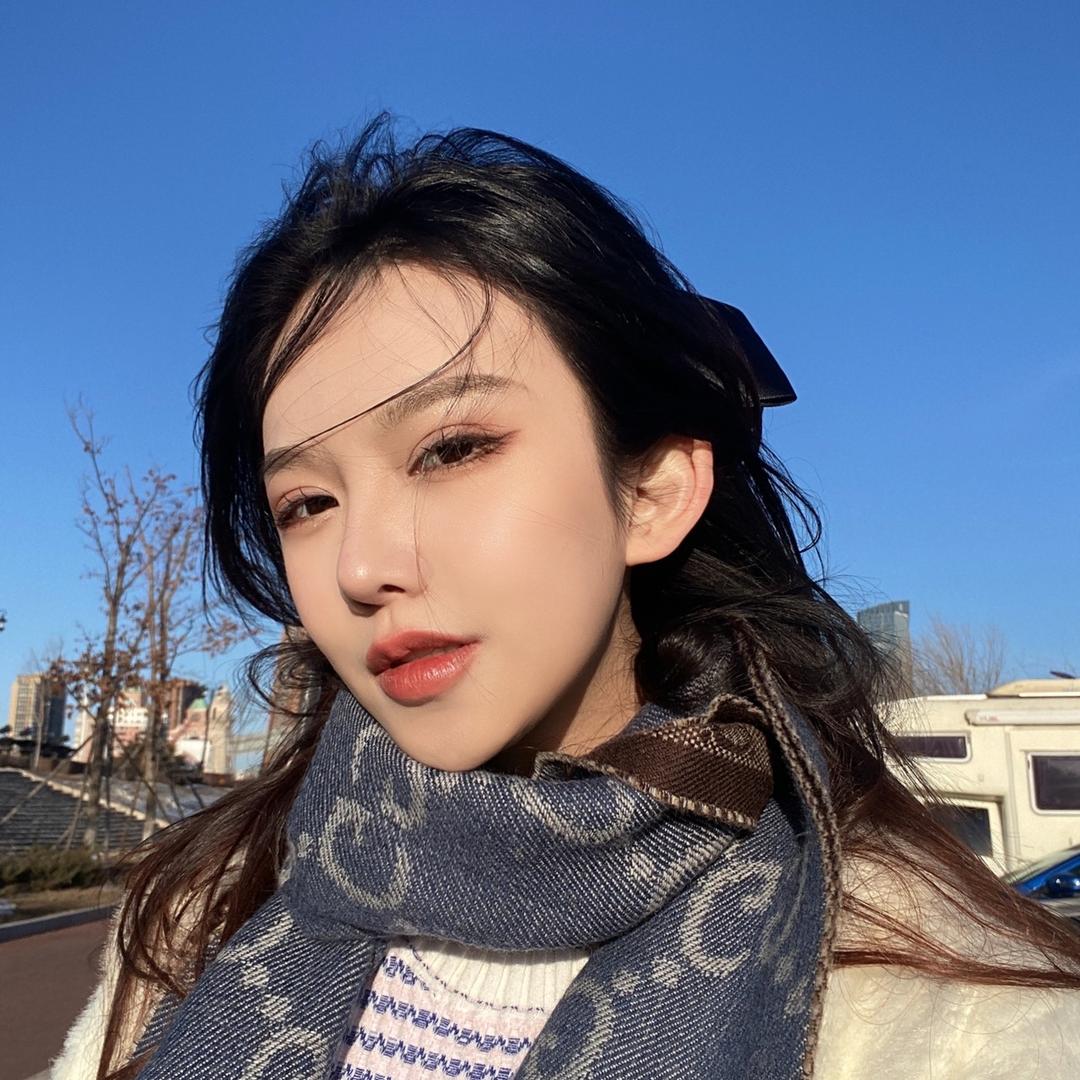 孔小亿吃香香