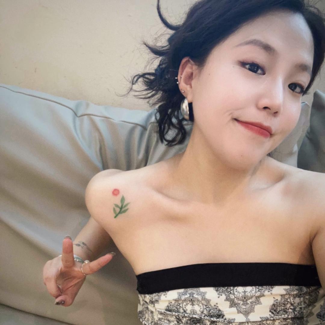 保持冷漠，适度撒娇