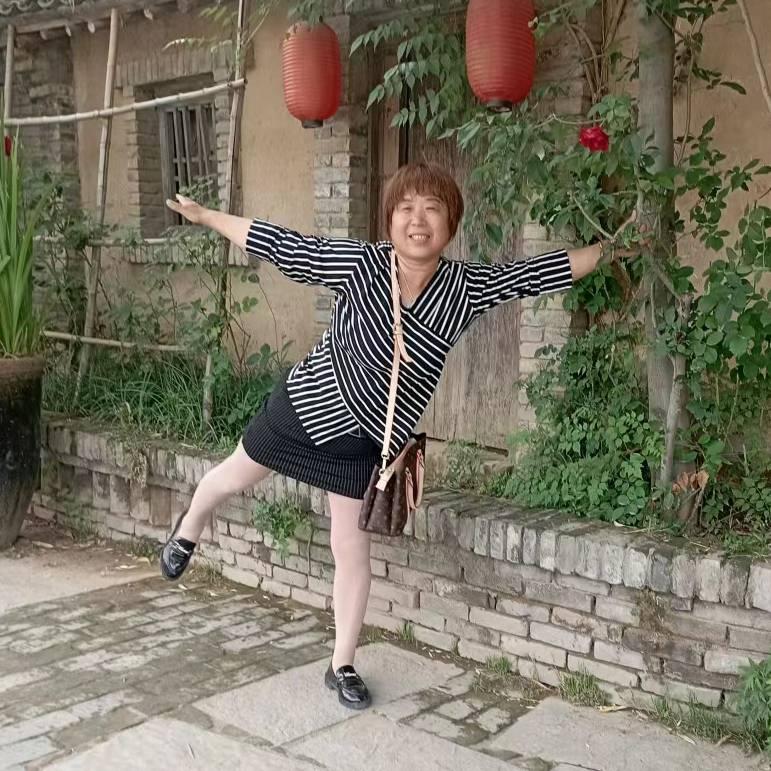 夏夏的奶奶爱拍抖音