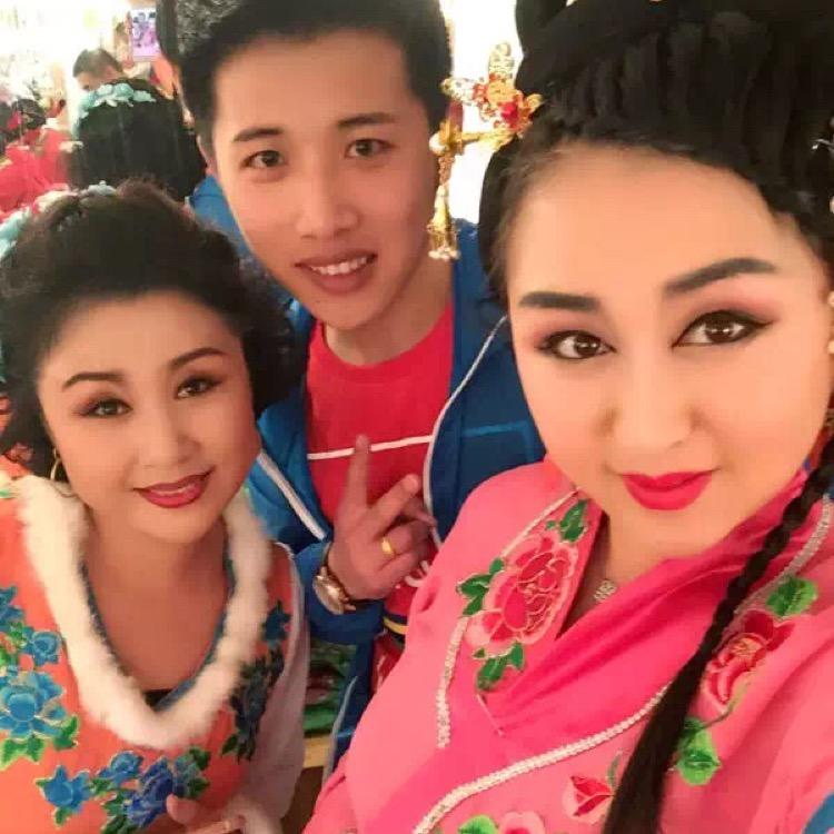 二人转正戏卖二人转书