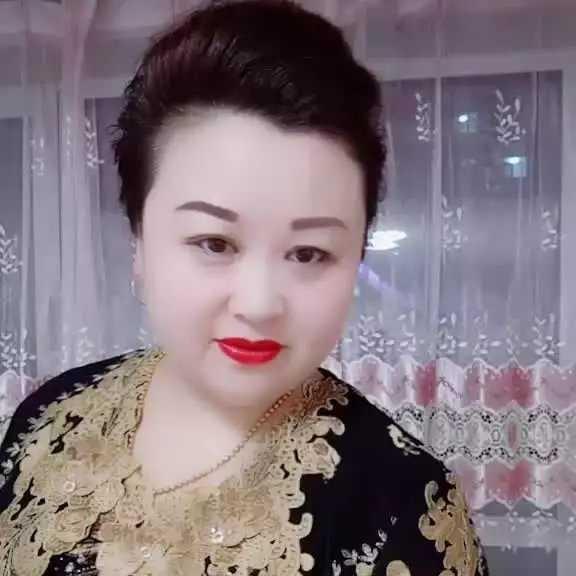 老板娘艳春服饰行