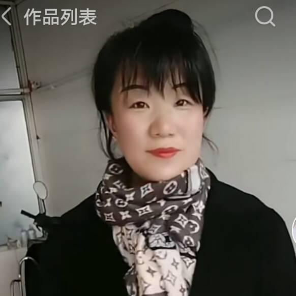 小眼睛女人