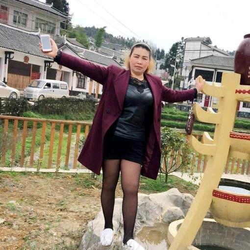 聂琼，店名千衣百汇瓢井十字街