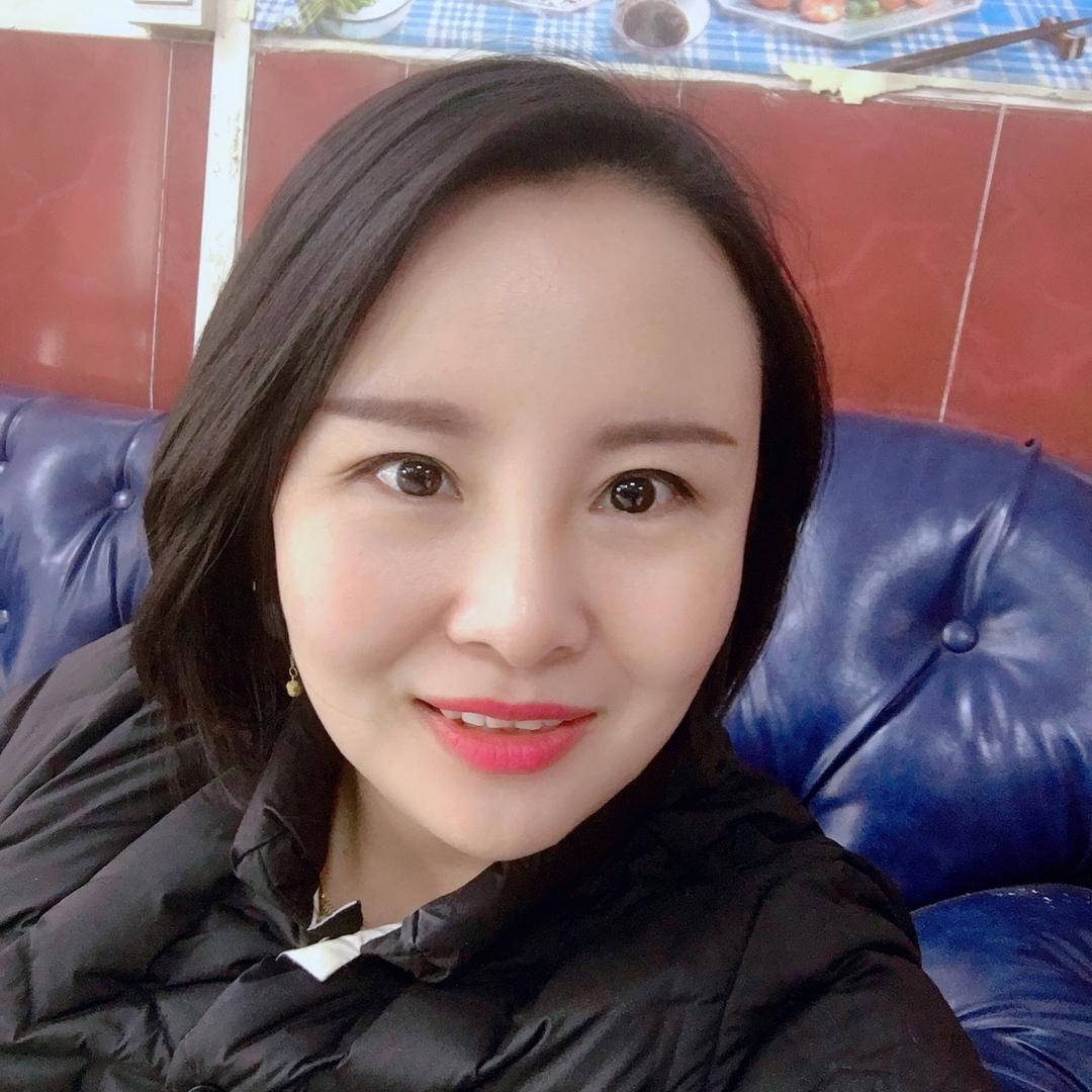 爱笑的大脸女孩