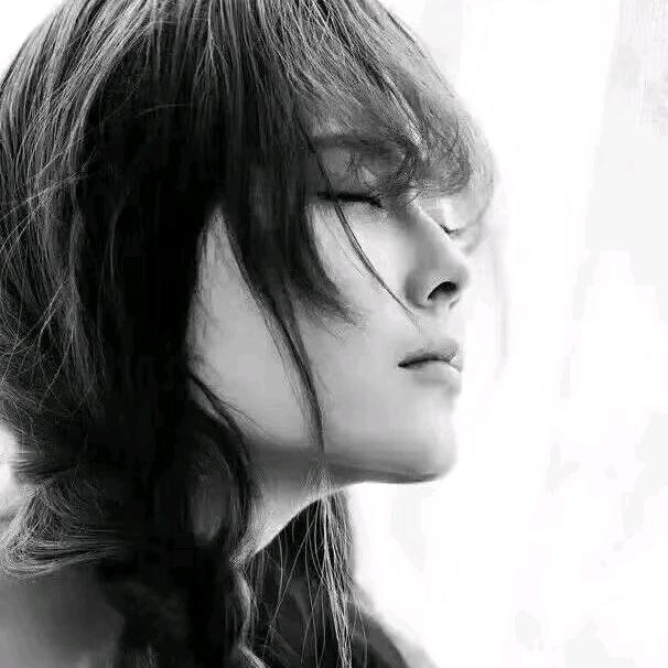 冰山蝶雨（卖狗狗的小姐姐）