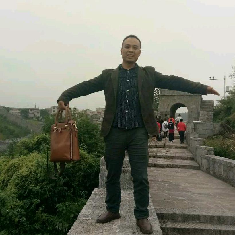 大山上的孤独雄鹰