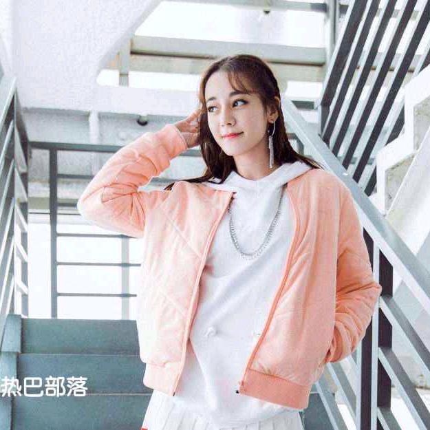 以热巴的呆萌仰望天空