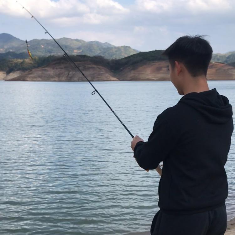 穿过眼瞳的虚伪阳光。