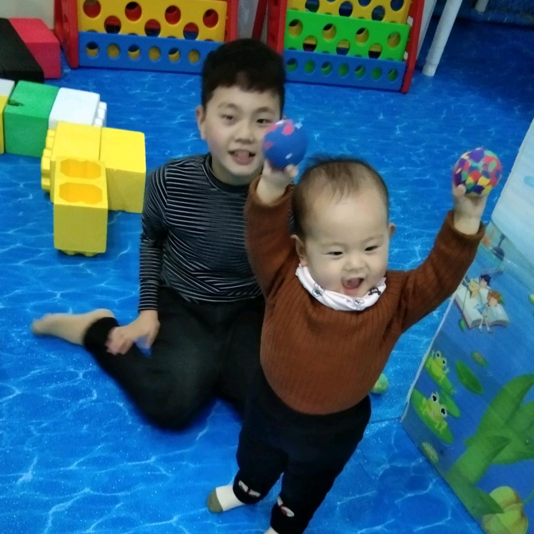 哥哥口袋里的小月亮（妹妹）