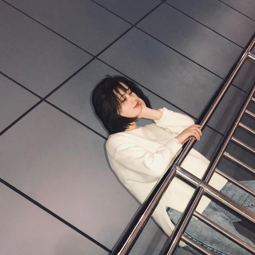默然浅笑