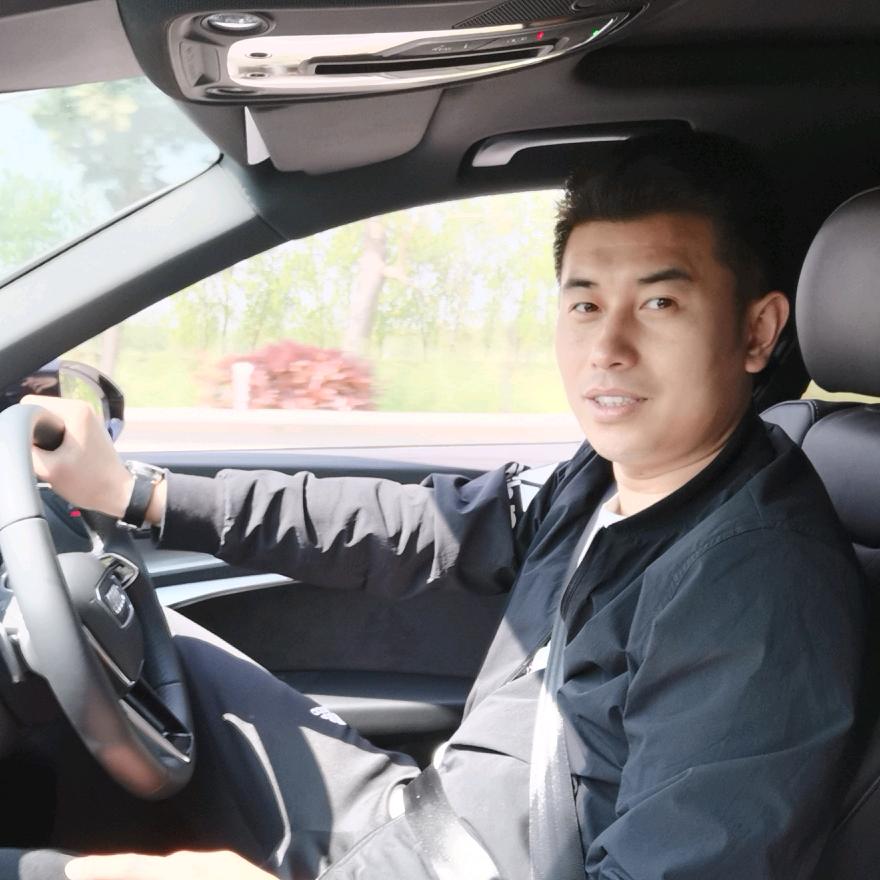 一人，一车，一世界。