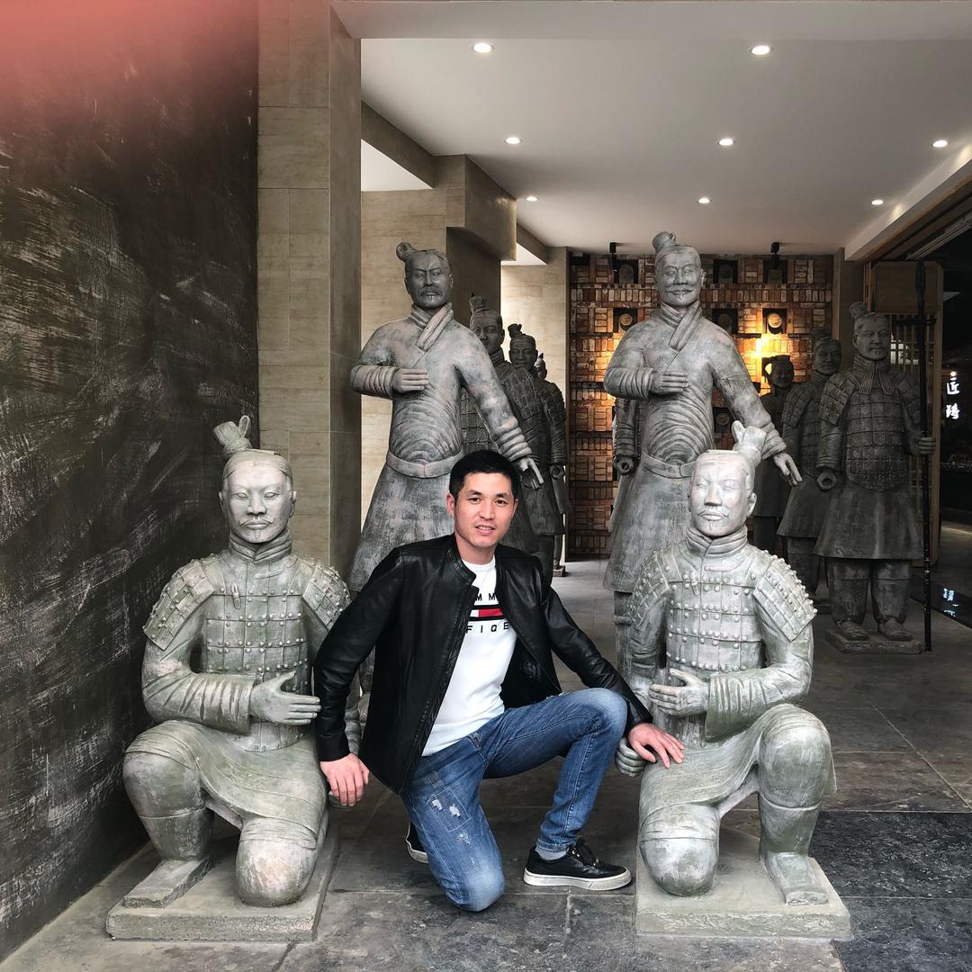 等~待