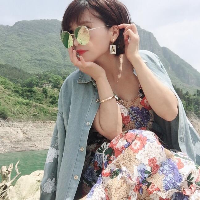 野三关做眉mao的小姐姐