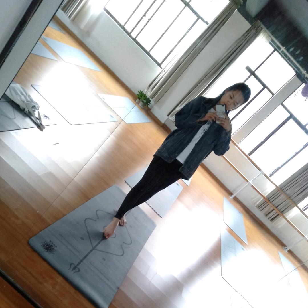 村里有个姑娘叫小芳