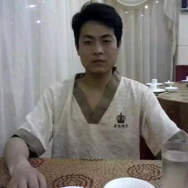 屋订上的猫