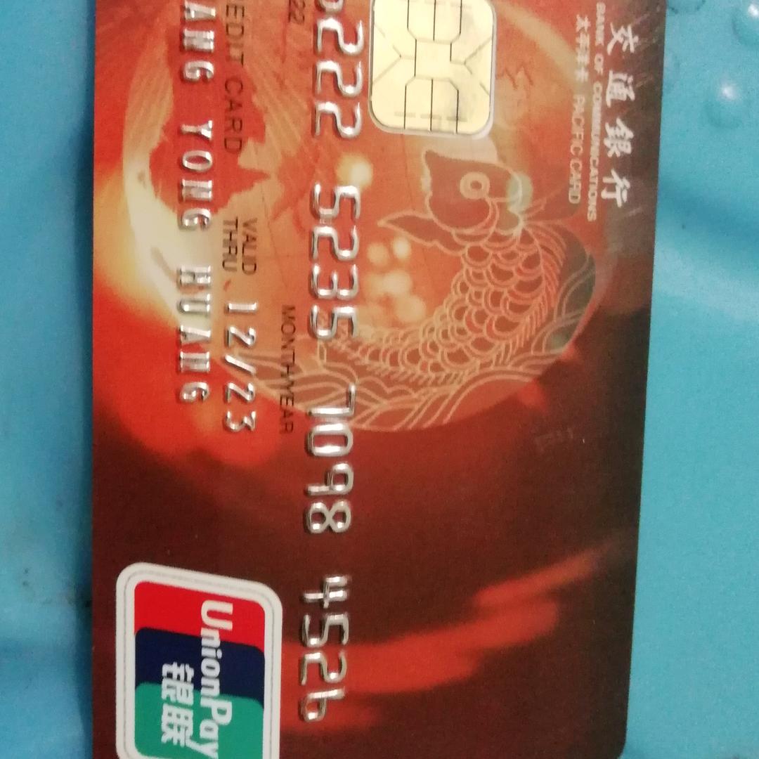 喝着小酒，搂着小妞