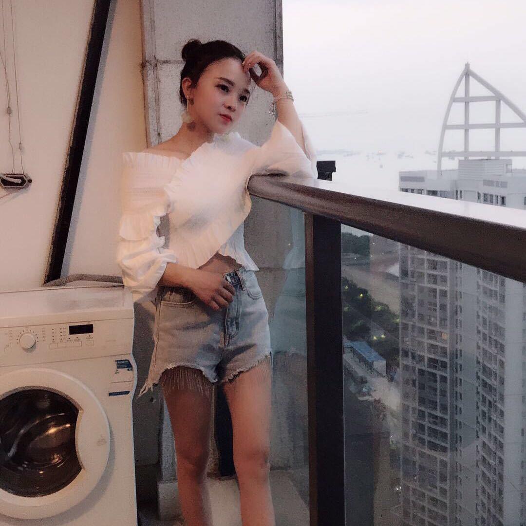 一个做烤肉的瘦子