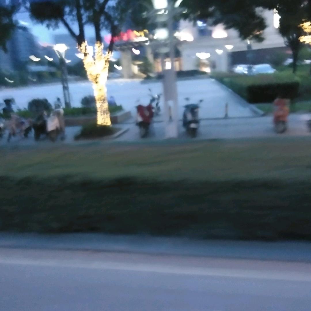 半生风雨，半生伤…