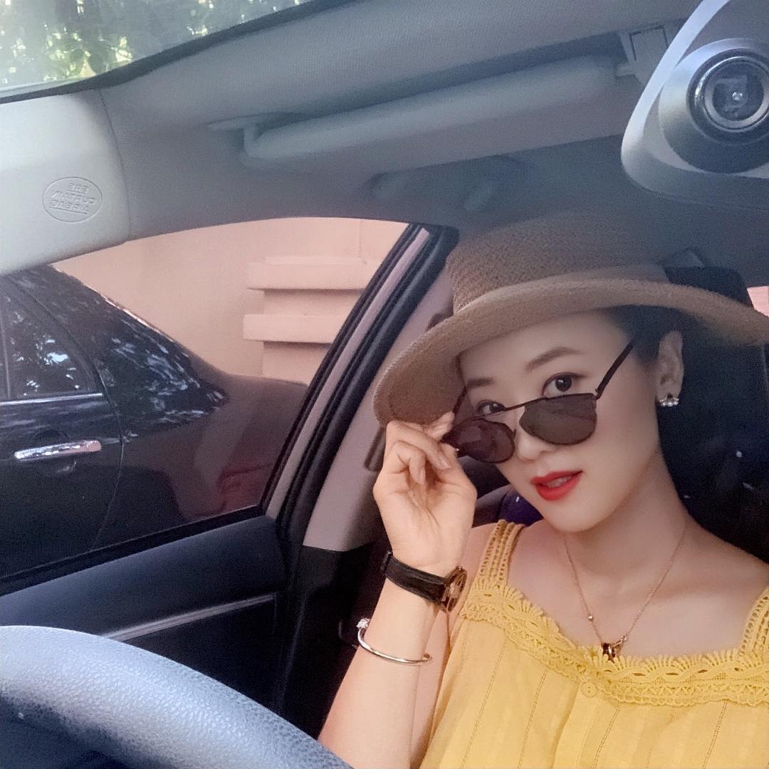 天蝎座的自然卷姑娘
