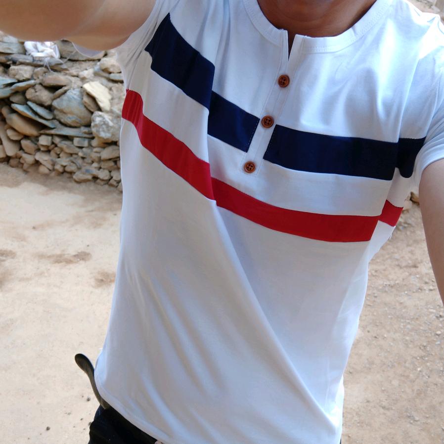 用微笑伪装自己的悲伤