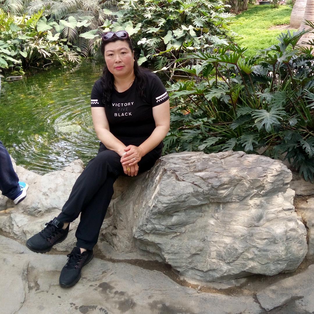 做人真诚善良。