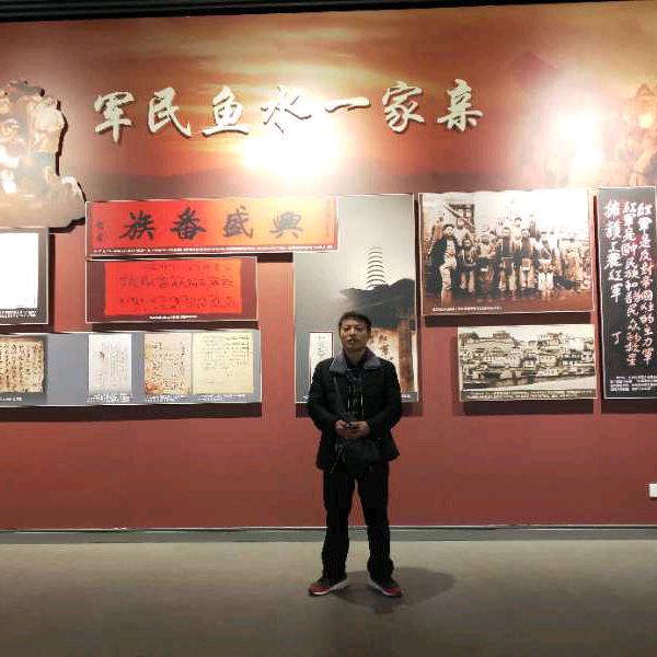 一只耳朵挨着东方