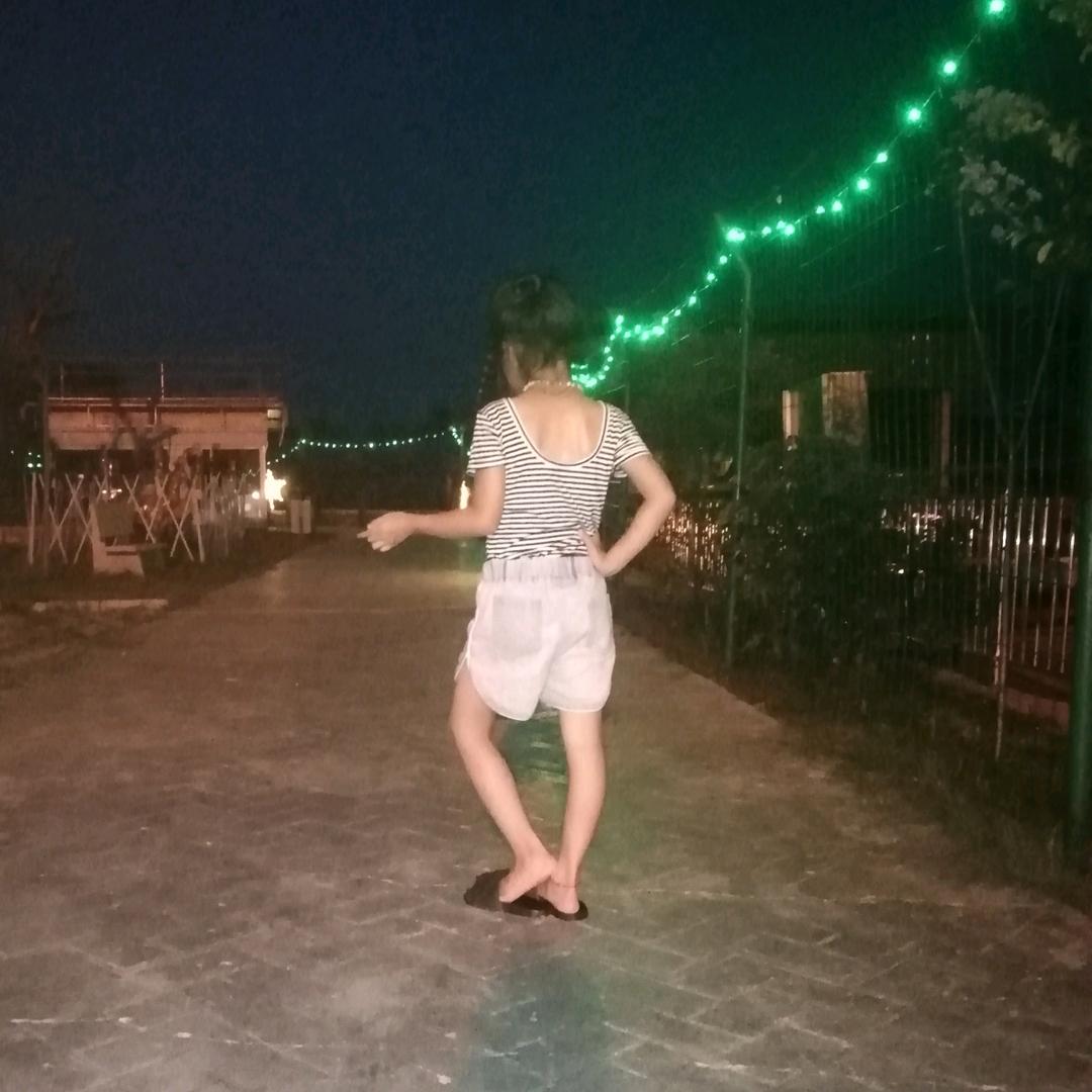 明古里商业街 唐贝贝